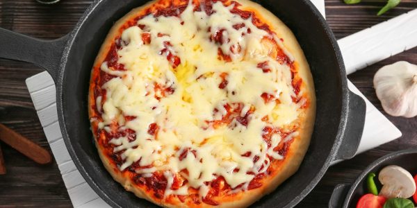 pizza-recem-cozida-numa-panela-1200x600